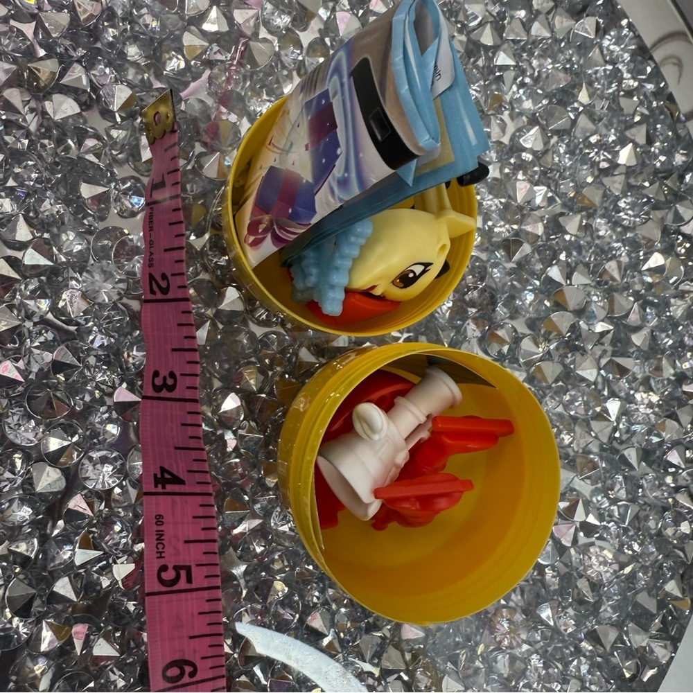 Kinder surprise egg toy Yellow Kids Toy Capsule with Red and White Accessories - Picture 3 of 3
